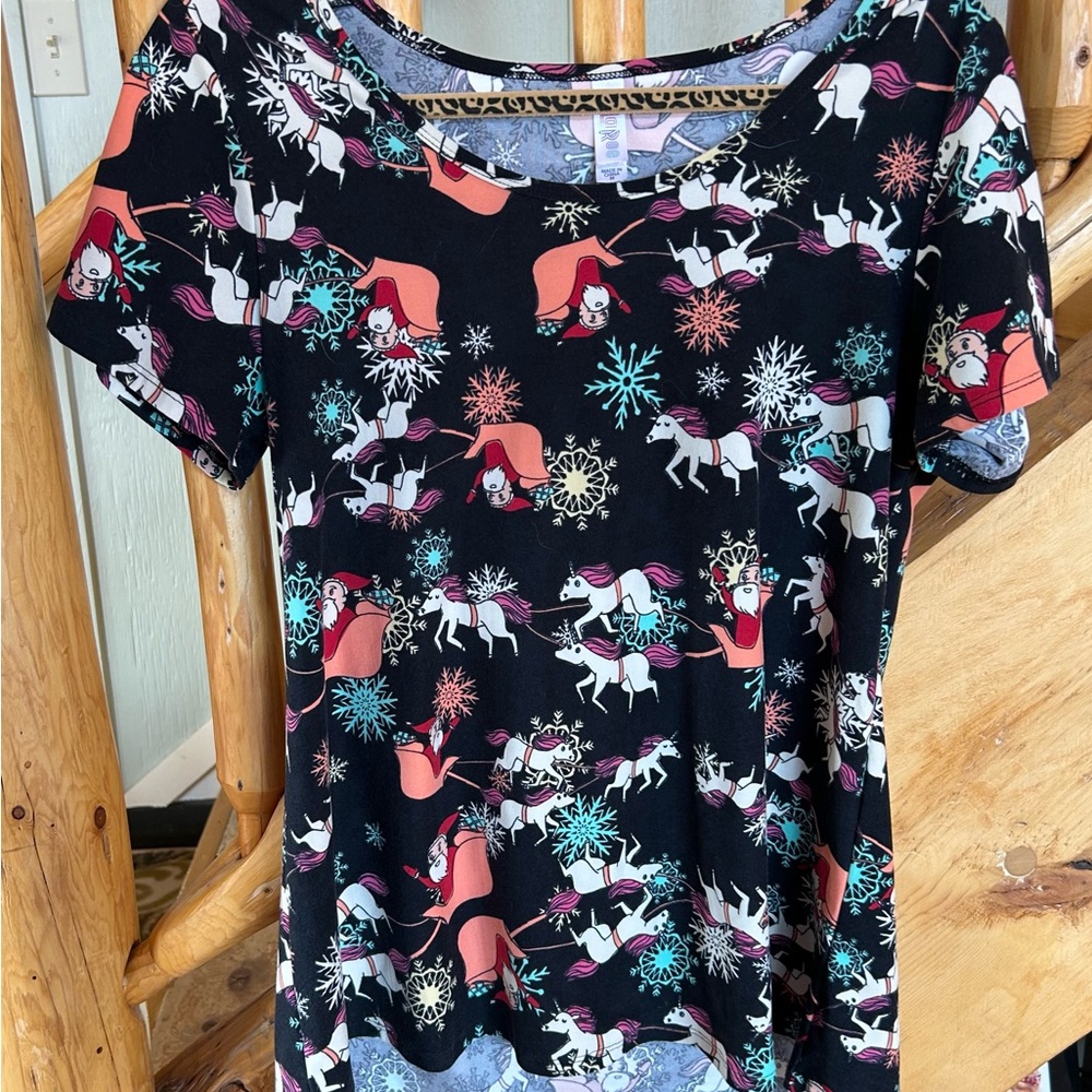 DONATING 9/12/26 - LuLaRoe Christmas Santa & Unicorn Graphic Top - Kooky Silly